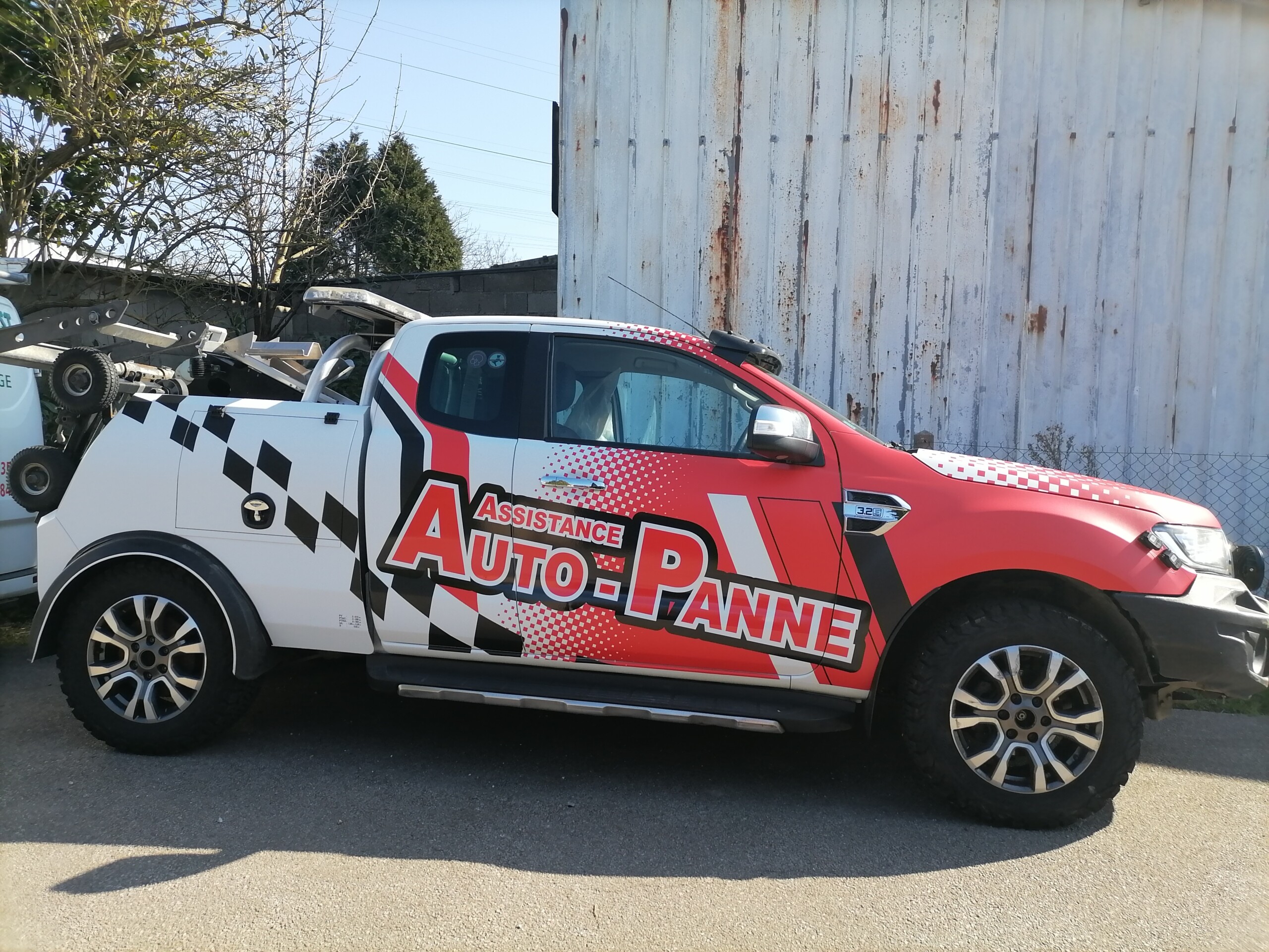 Covering d'une ford pour Assistance Auto Panne - Côté du véhicule