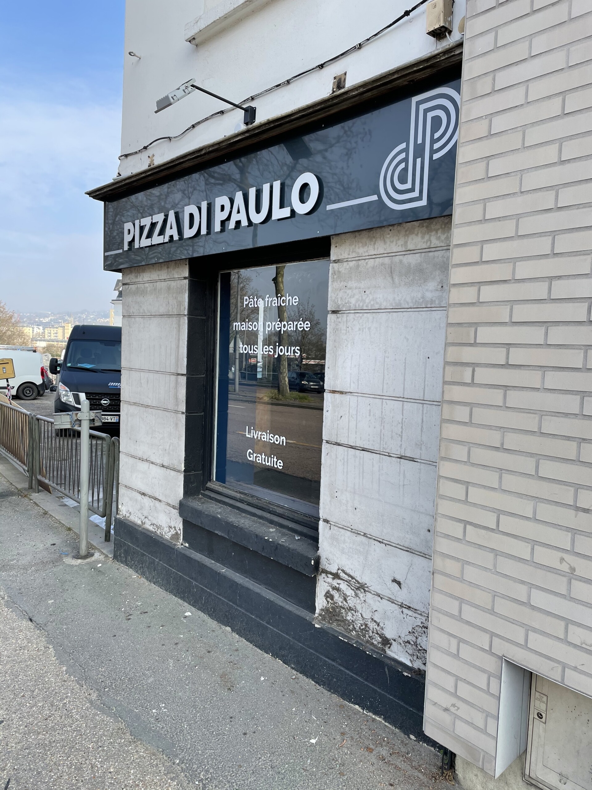 Enseigne avec lettres découpées pour Pizza Di Paulo- Enseigne de près