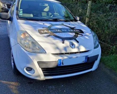 Décoration d'une renault clio pour la Pizza du Pirate - Devant du véhicule